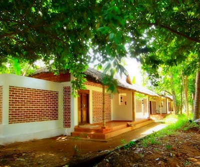 https://imgcld.yatra.com/ytimages/image/upload/t_hotel_yatra_city_desktop/v1446210265/Domestic Hotels/Hotels_Cochin/Green Gram Wellness Village/Sideview.jpg